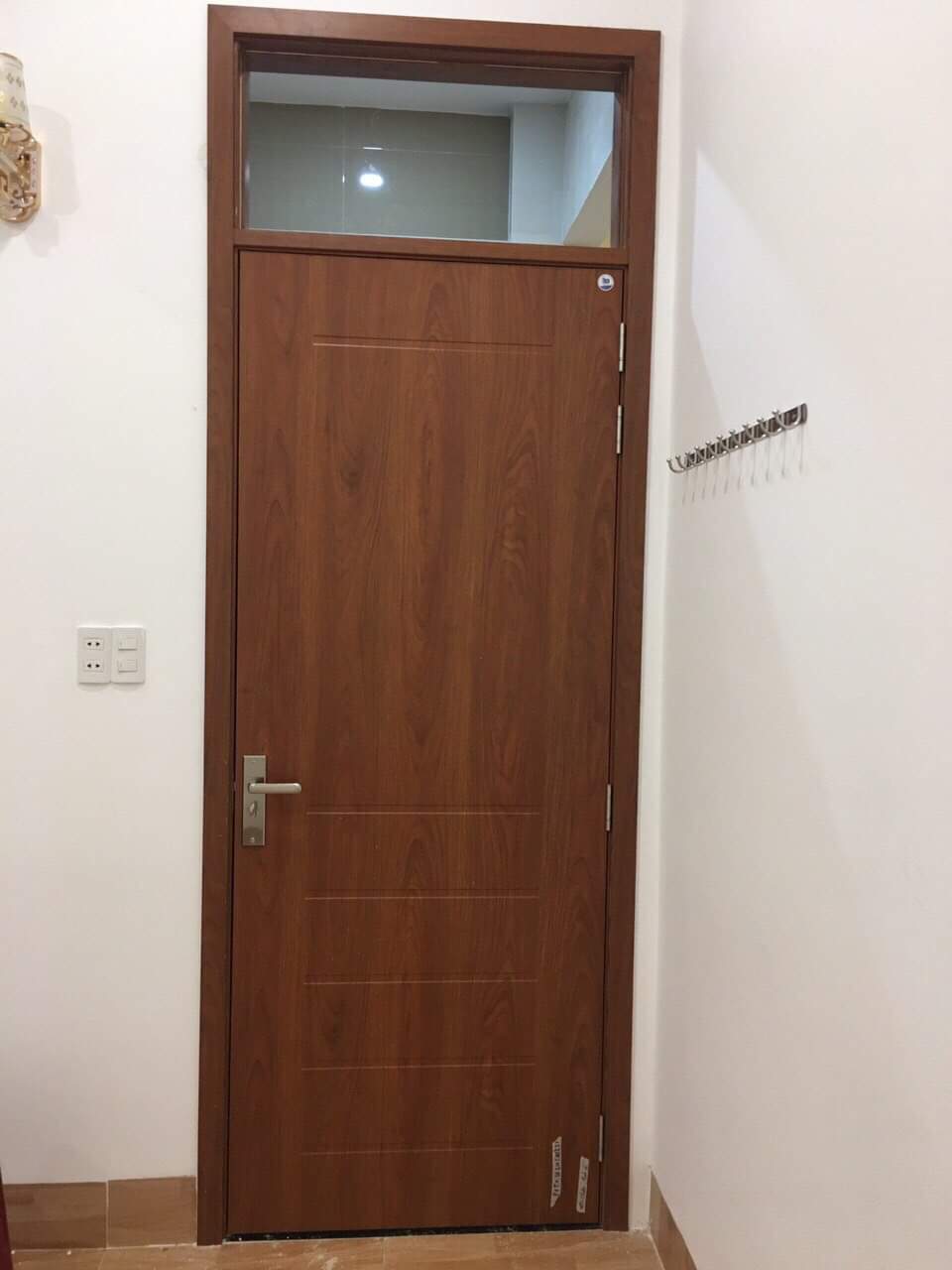 Mẫu cửa composite có ofix ô kính tạo cảm giác thông thoáng cho căn phòng