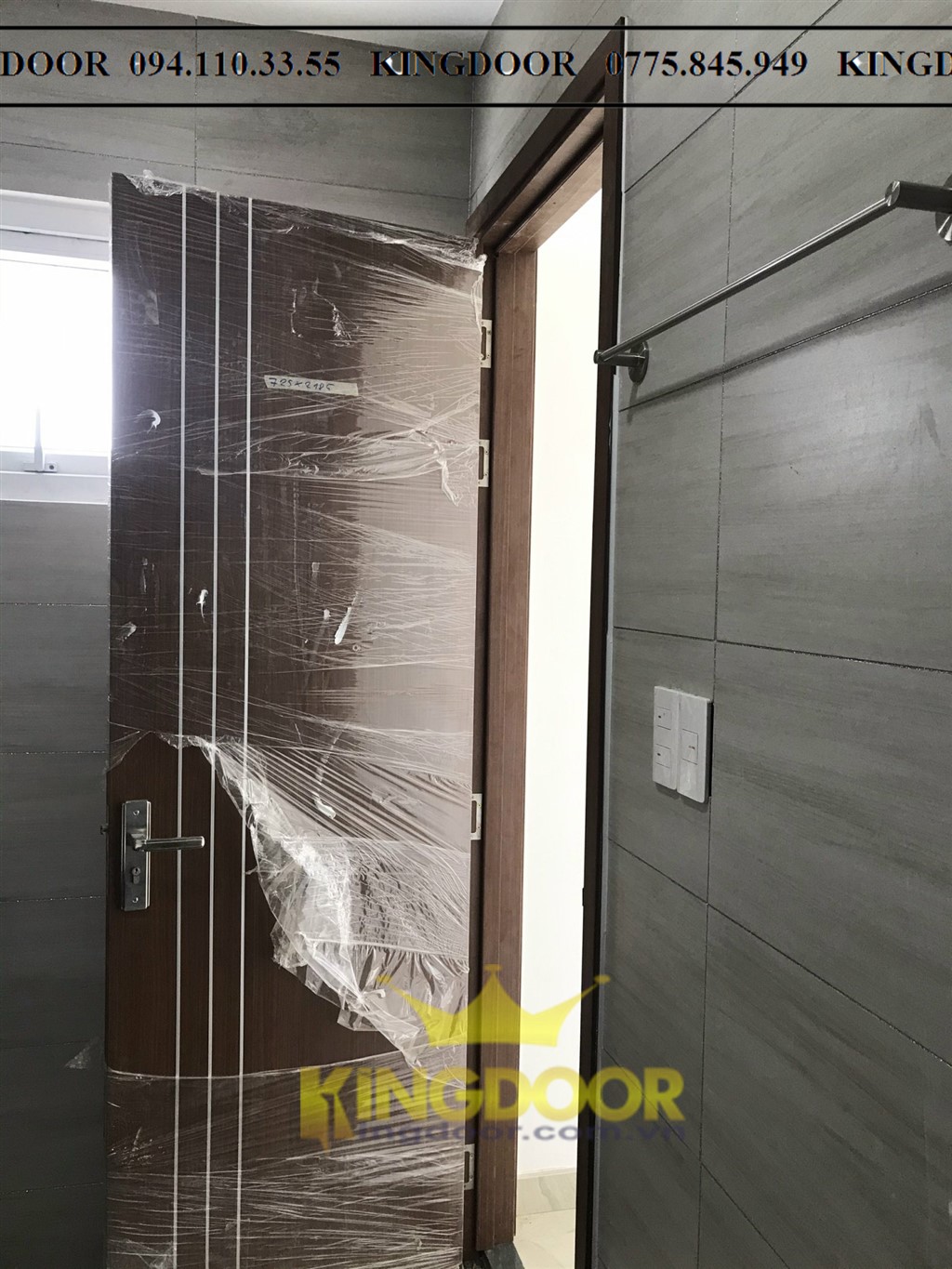 Cửa gỗ công nghiệp MDF kết hợp chỉ nhôm màu đồng hiện đại