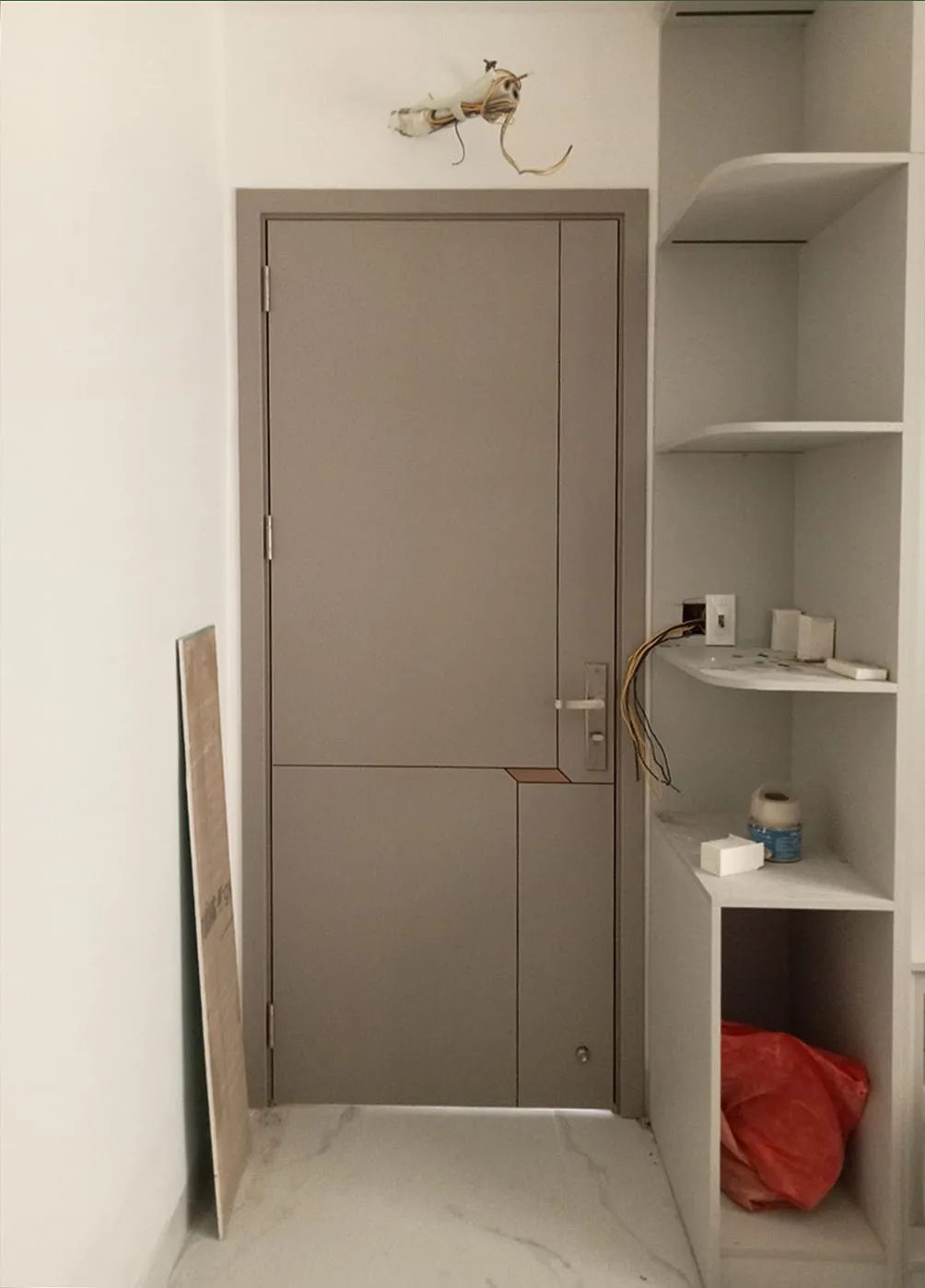 CỬA GỖ CARBON TẠI CHẠY CHỈ NHÔM