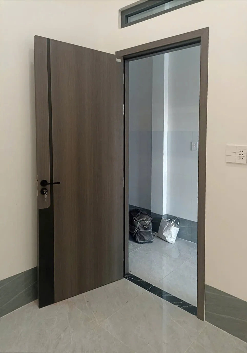 Mẫu cửa gỗ carbon đẹp