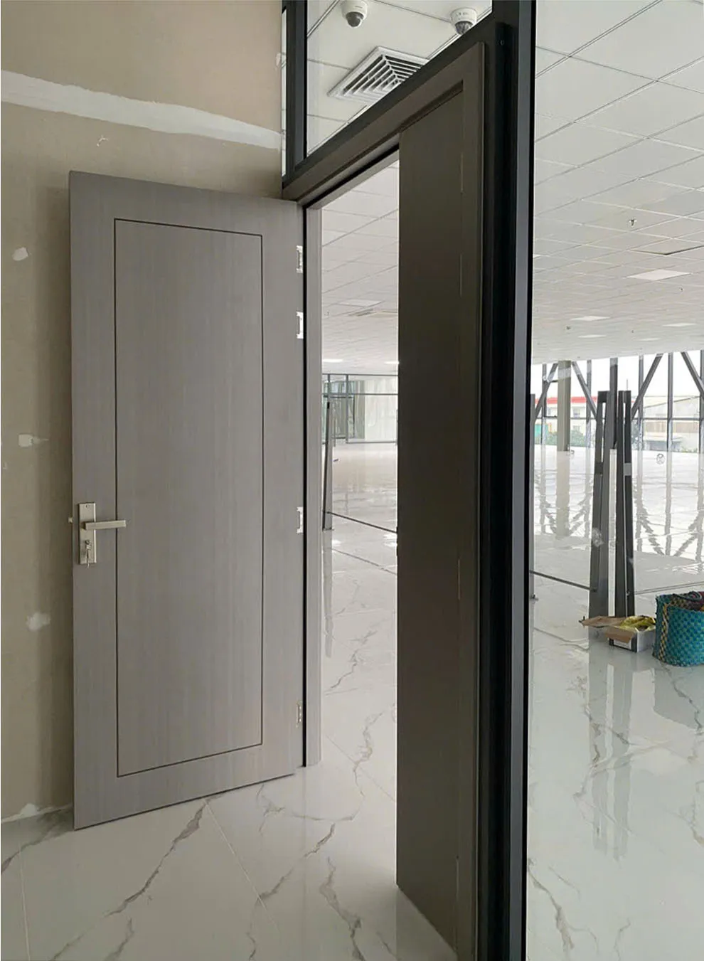 Cửa Gỗ Carbon tại Quận 12 – TP HCM